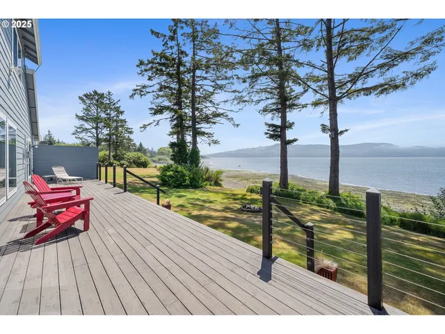 a view of yard from balcony