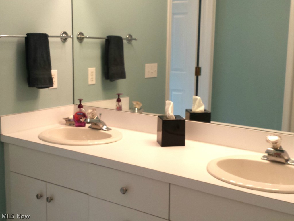 991 Bell Road South Russell, OH 44022 - Photo 22 of 25 Main bath