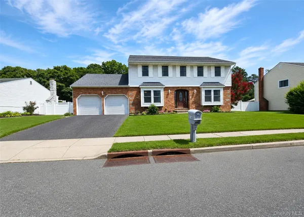 $889,000 | 73 Springmeadow Drive, Holbrook, NY 11741