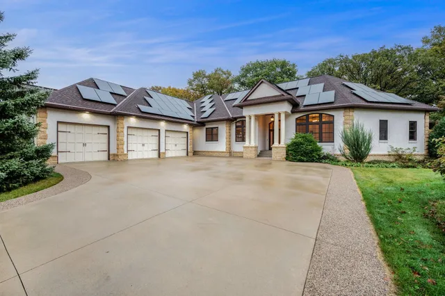 $794,000 | 221 Woodhill Court, Mankato, MN 56001