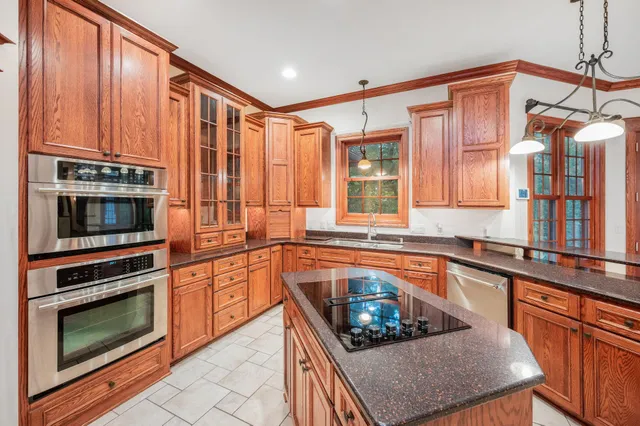 $794,000 | 221 Woodhill Court, Mankato, MN 56001