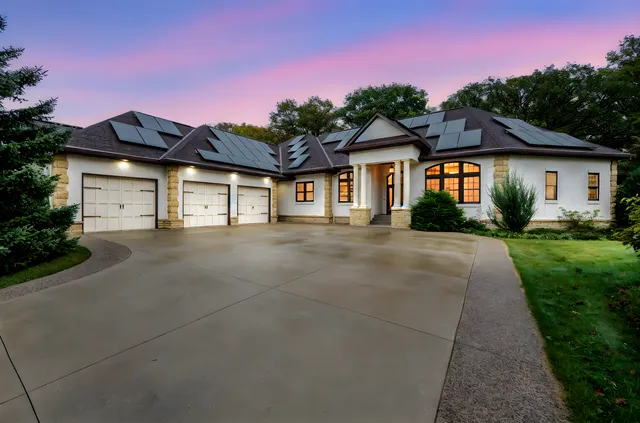 $794,000 | 221 Woodhill Court, Mankato, MN 56001