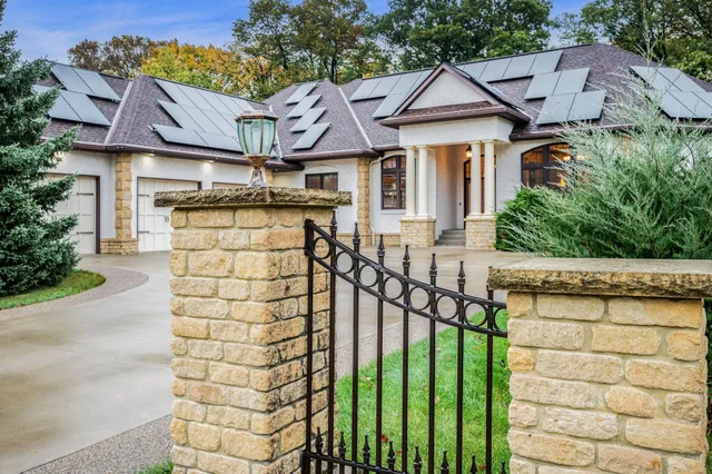 $794,000 | 221 Woodhill Court, Mankato, MN 56001