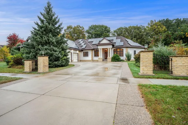 $794,000 | 221 Woodhill Court, Mankato, MN 56001