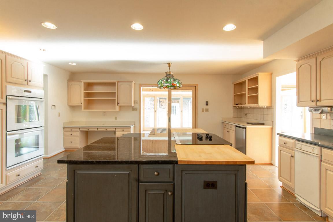 13733 Cuba Road Cockeysville, MD 21030 - Photo 28 of 82 Desk area, bar area with refrigerator great space