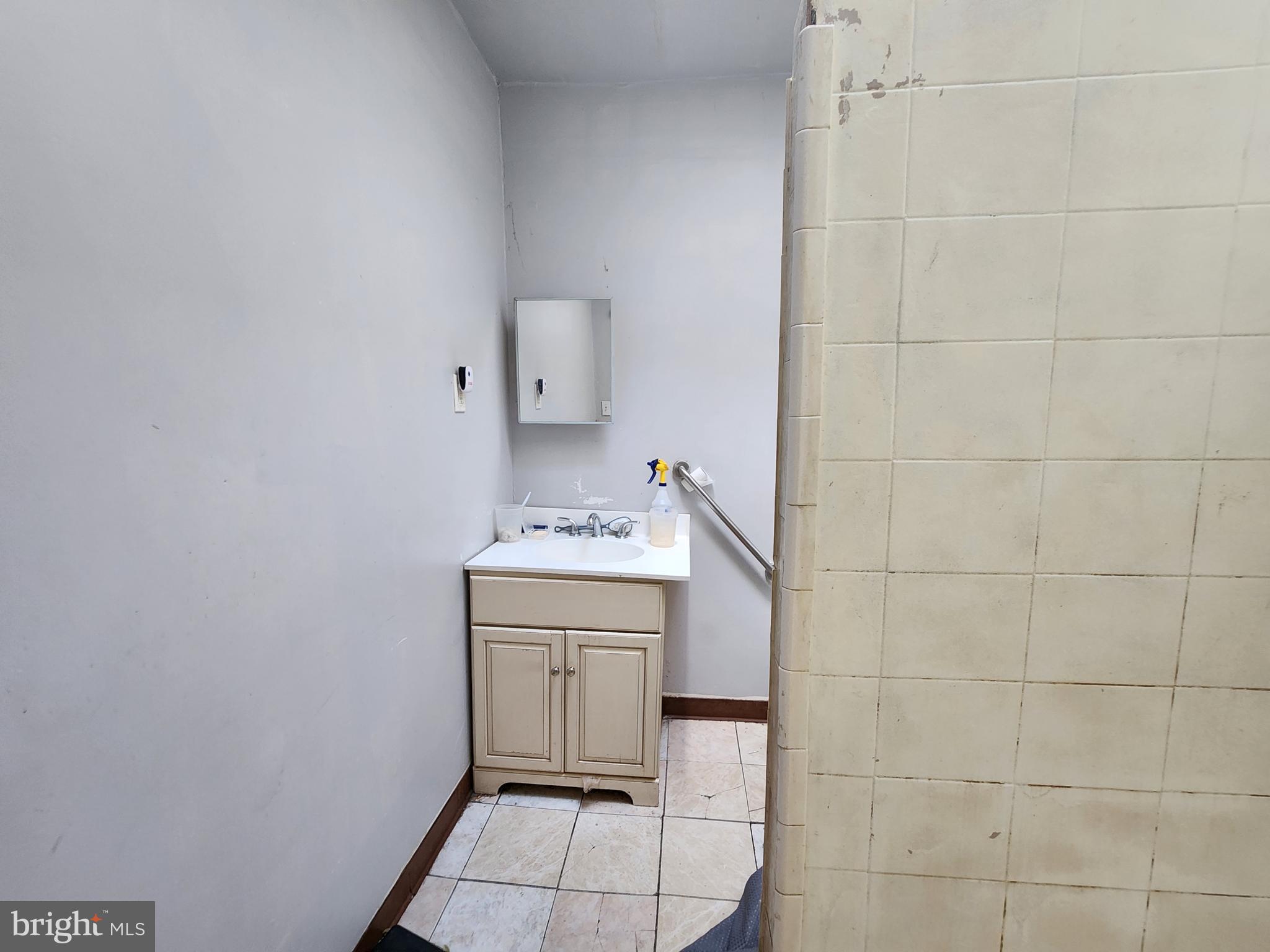 2217 Bryant Avenue Baltimore, MD 21217 - Photo 27 of 31 a utility room with a sink dryer and washer