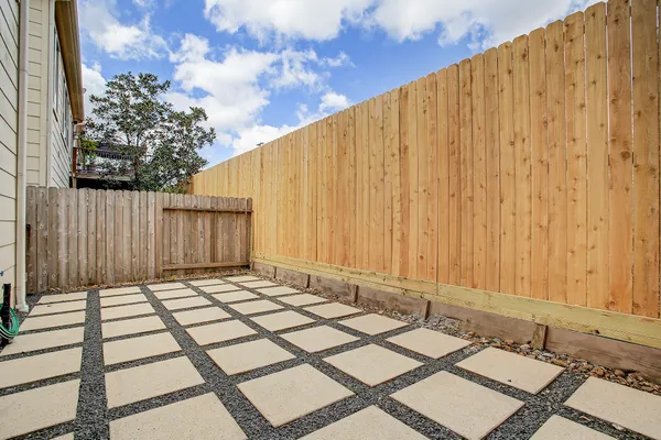 a view of a backyard