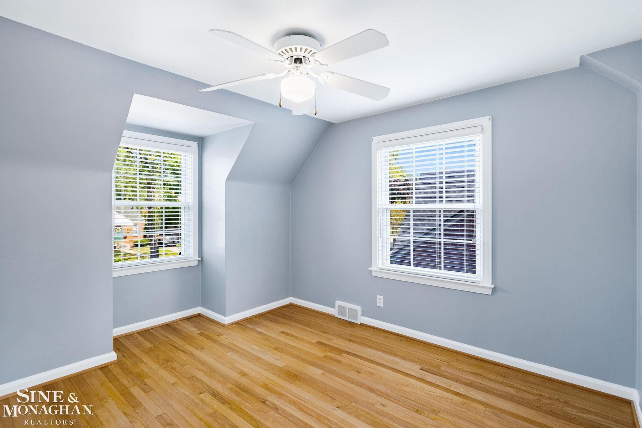 1883 Oxford Road Grosse Pointe, MI 48236 - Photo 12 of 23 50155159-45ba8557-3eff-43a0-a2f3-bc1e2ff2b7dd.JPG