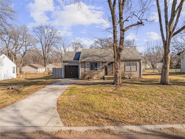 $320,000 | 8133 Woodward, Overland Park, KS 66204