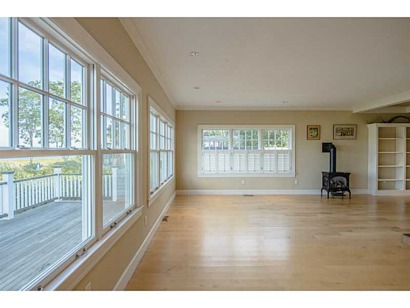 33 Read Avenue Warren, RI 02885 - Photo 10 of 25 Den/Family/Great Room.