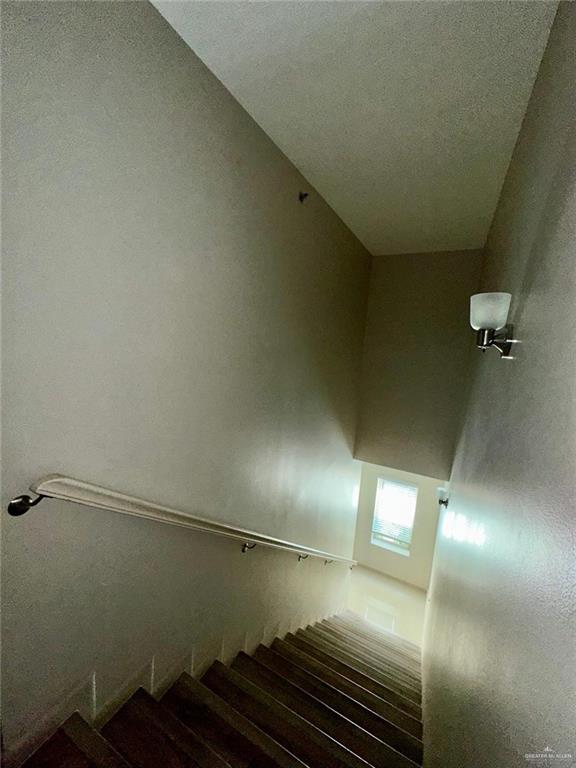 418 Newport Avenue, Unit 2 Edinburg, TX 78539 - Photo 10 of 18 a view of an empty room