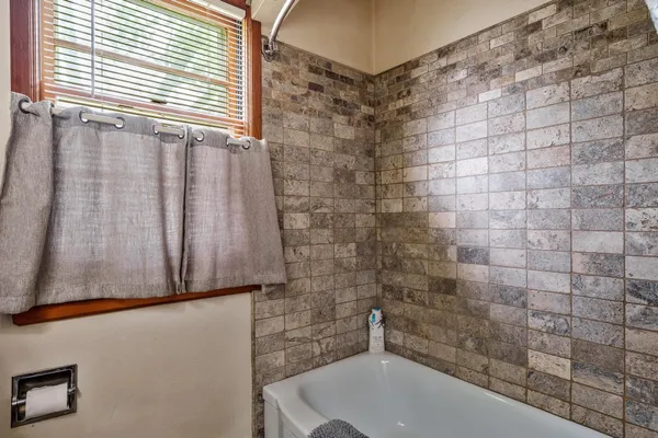 $95,000 | 1422 South Burchard Avenue, Freeport, IL 61032