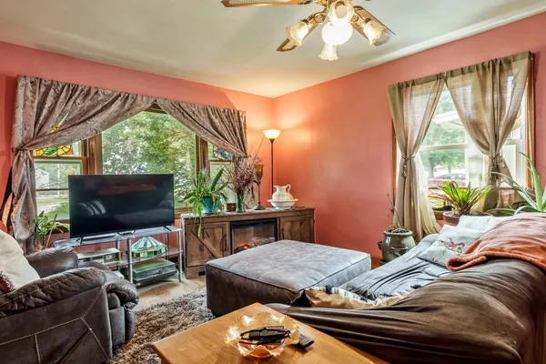 $95,000 | 1422 South Burchard Avenue, Freeport, IL 61032