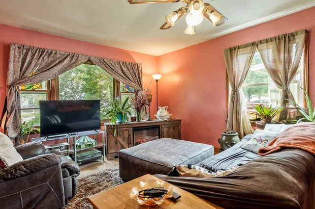 $95,000 | 1422 South Burchard Avenue, Freeport, IL 61032