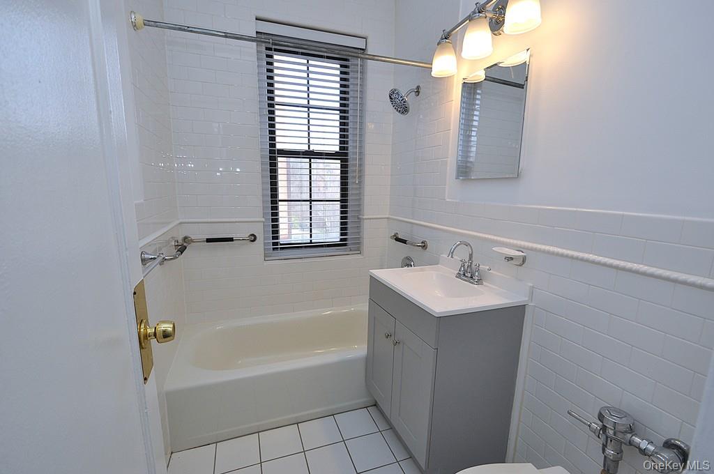 180 Garth Road, Unit 4F Scarsdale, NY 10583 - Photo 24 of 39 Renovated Bathroom
