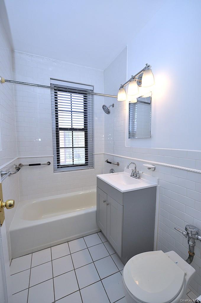 180 Garth Road, Unit 4F Scarsdale, NY 10583 - Photo 25 of 39 Renovated Bathroom