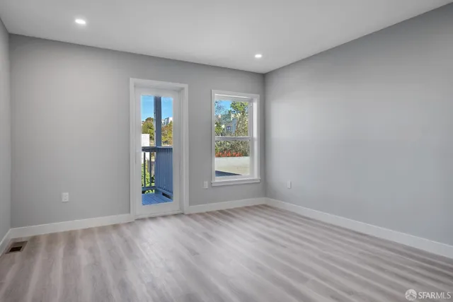 a view of an house with backyard and deck