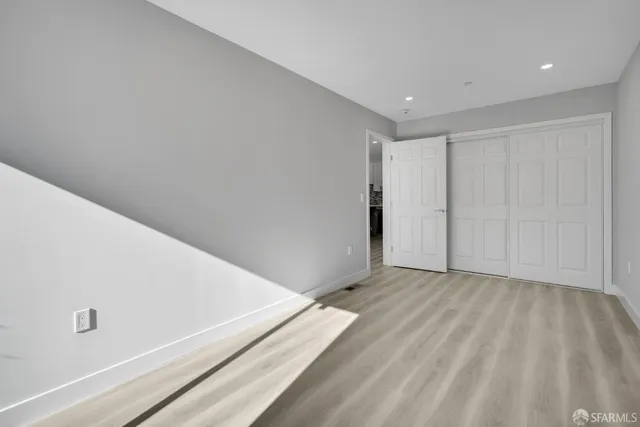 a view of an house with backyard and garden