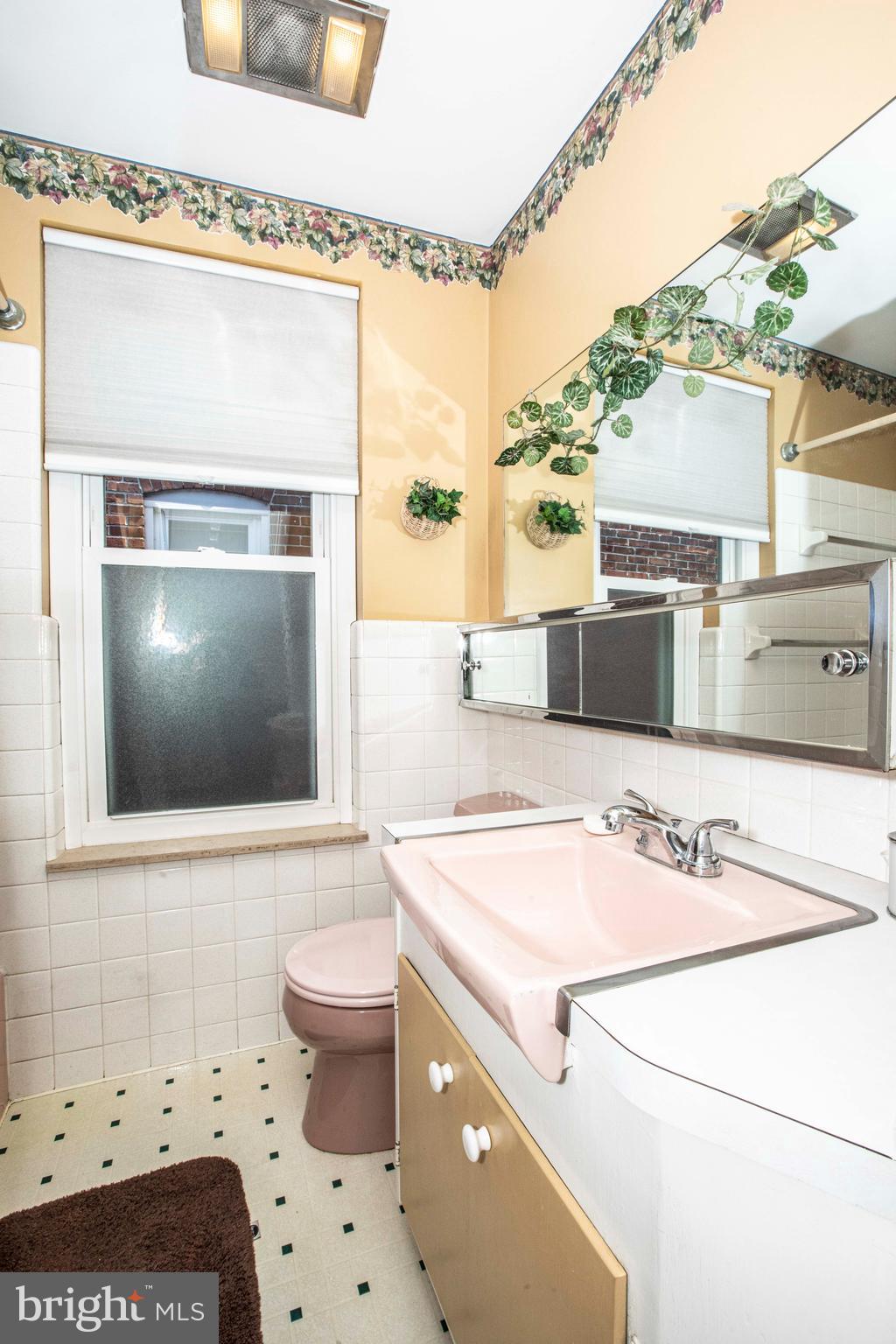 9 West Broad Street Reading, PA 19607 - Photo 17 of 27 Full bathroom