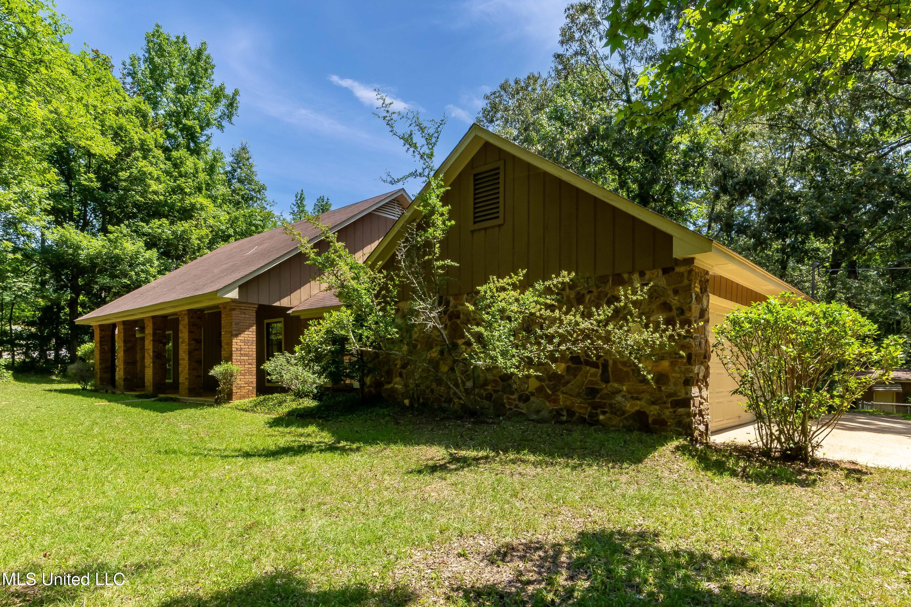 328 Springhill Drive Terry, MS 39170 - Photo 3 of 32 328 Springhill-1