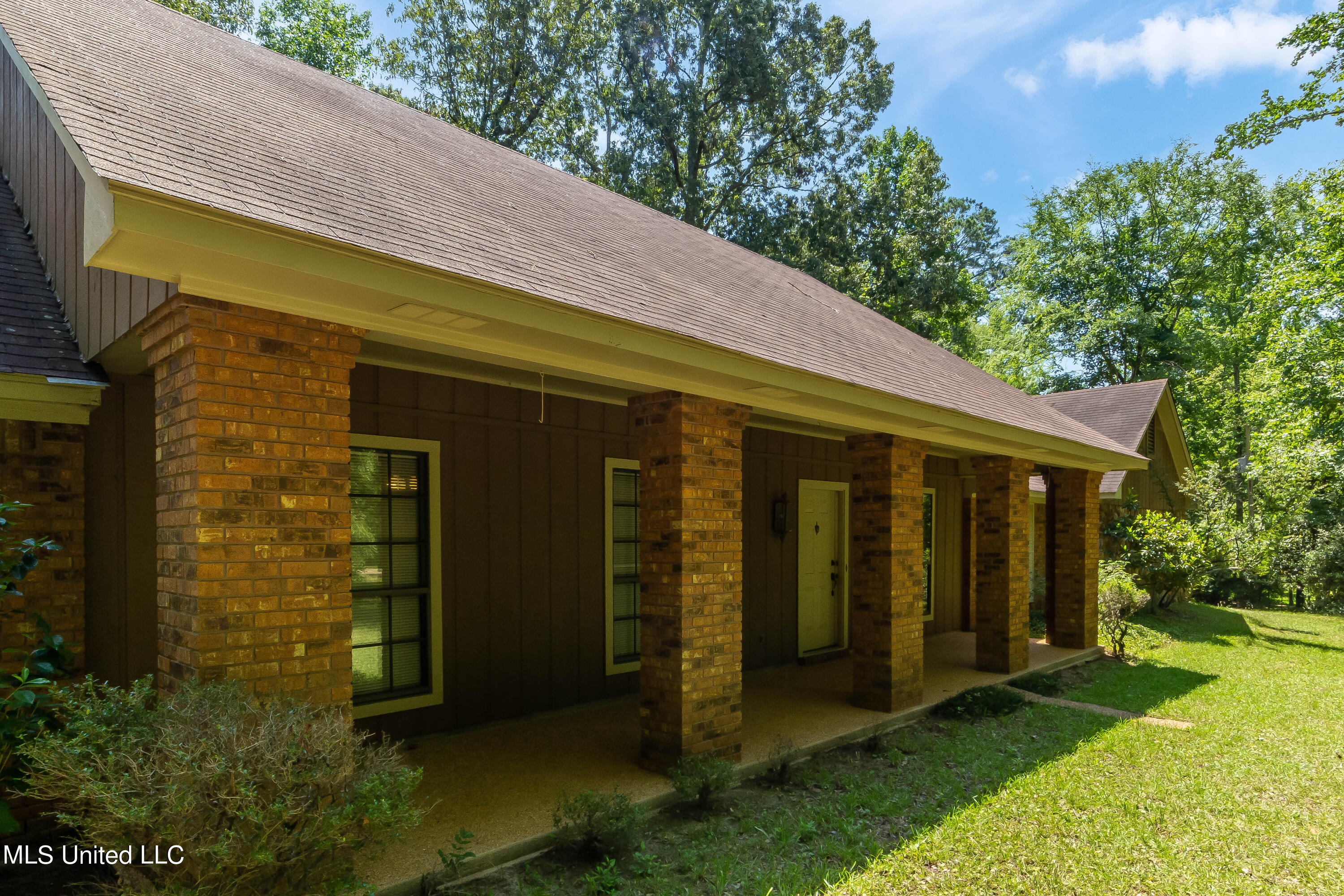 328 Springhill Drive Terry, MS 39170 - Photo 4 of 32 328 Springhill-4
