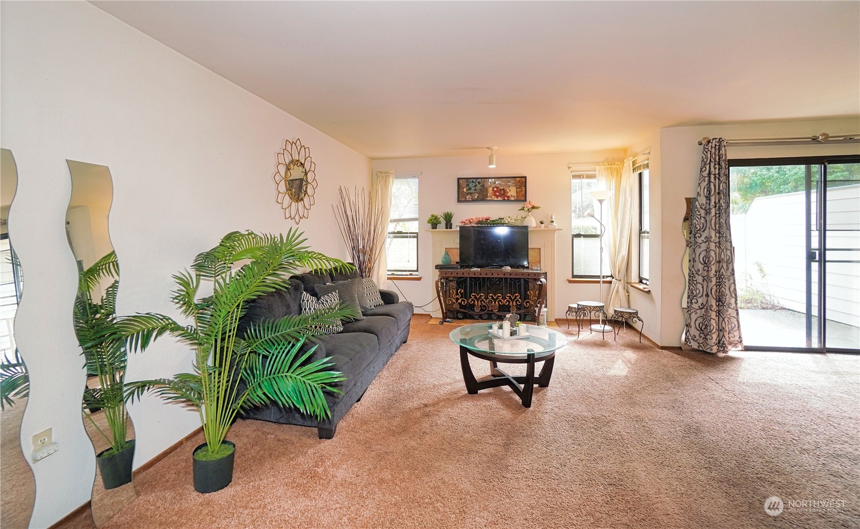 24914 109th Place Southeast, Unit 34C Kent, WA 98030 - Photo 4 of 38 a living room with patio furniture and a potted plant