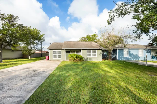 $1,200 | 1714 North Avenue H, Freeport, TX 77541