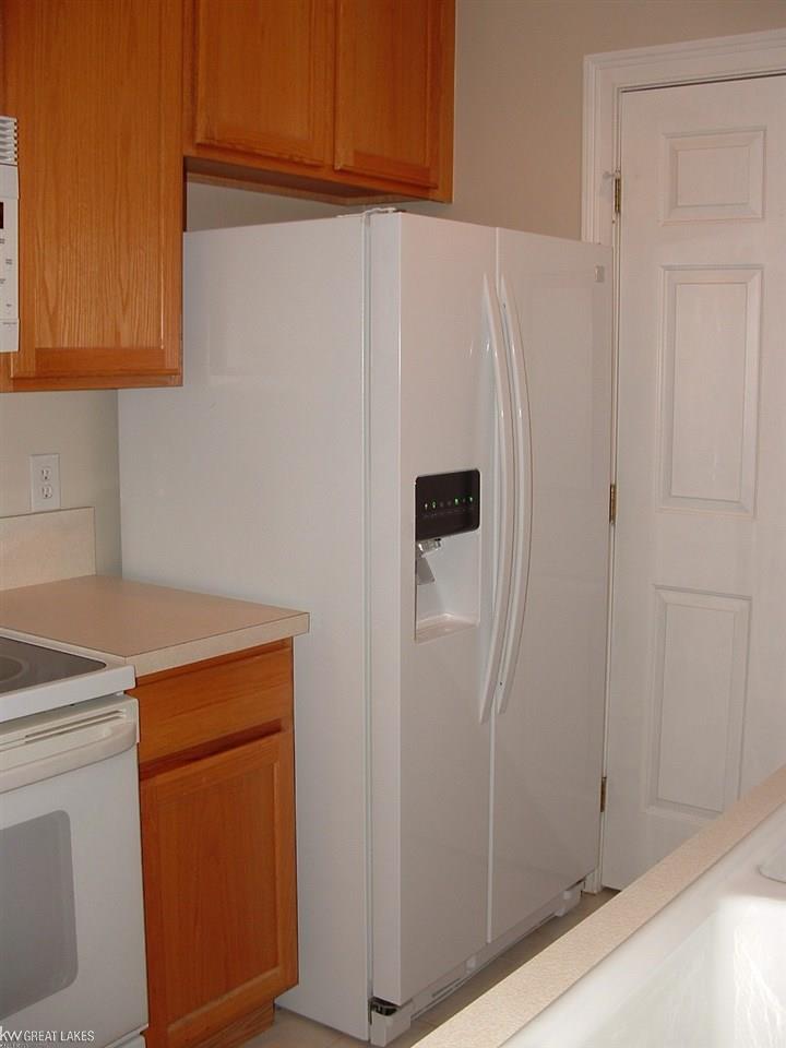 39182 Hayes Road Clinton Township, MI 48038 - Photo 9 of 27 Refridgerator/Washer/Drye