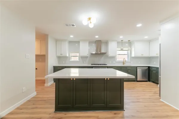 $3,800 | 6119 South Braeswood Boulevard, Houston, TX 77096