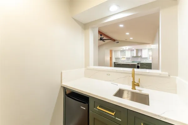 $3,800 | 6119 South Braeswood Boulevard, Houston, TX 77096