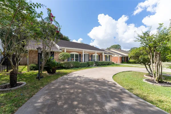 $3,800 | 6119 South Braeswood Boulevard, Houston, TX 77096