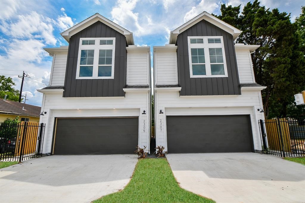 2305 A is to the right...Available now! This modern farmhouse-style gem awaits you in the heart of Houston. Conveniently located just minutes away from downtown, this spacious 3-bedroom, 3.5-bathroom home offers a perfect blend of urban living and modern comfort.
