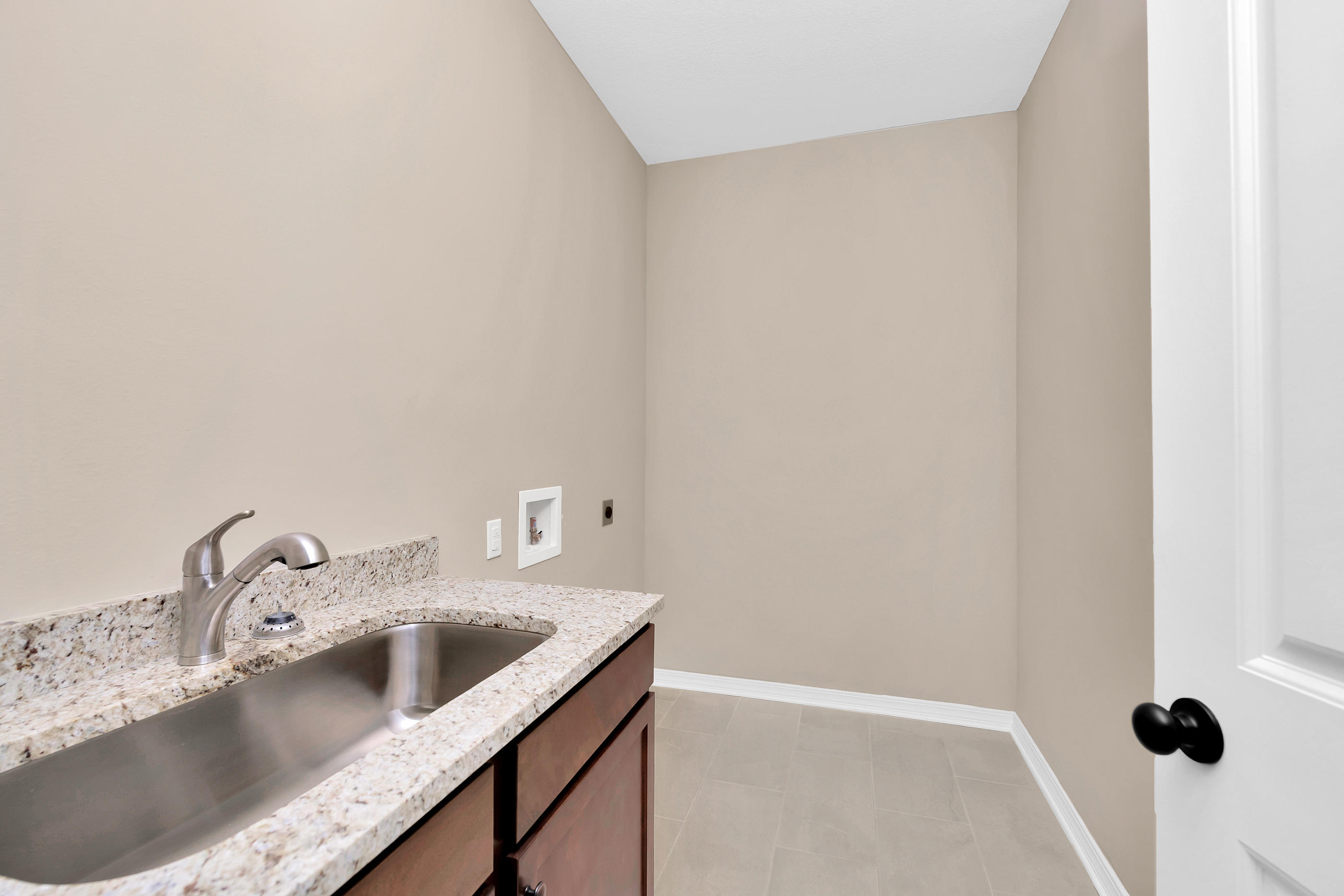 6195 Timberland Ridge Drive Crestview, FL 32539 - Photo 24 of 39 a bathroom with a sink and a tub