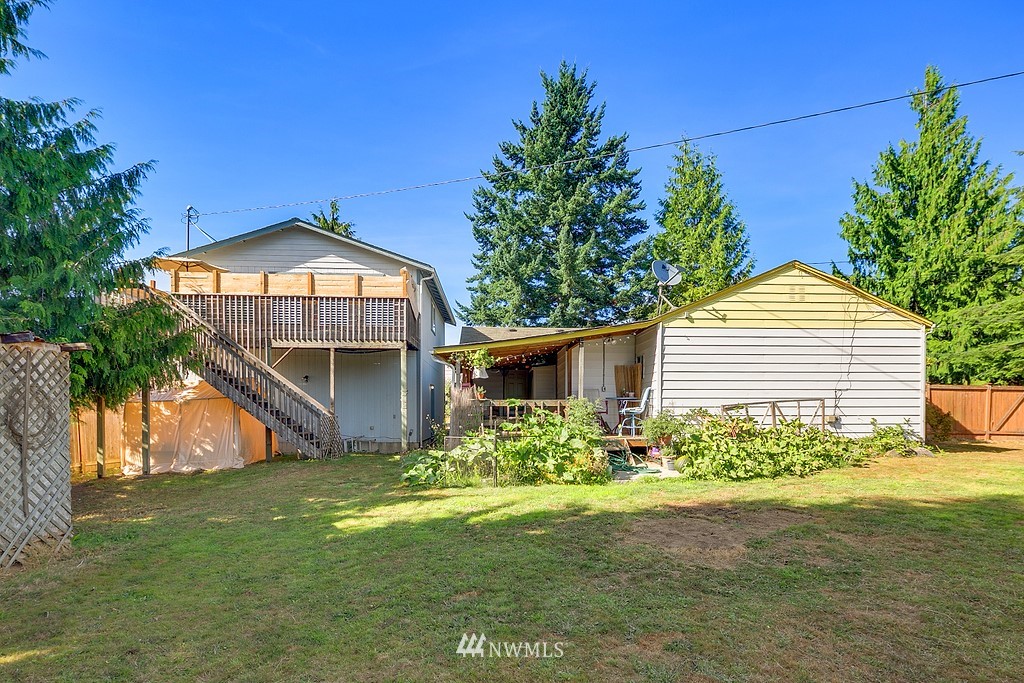 12008 Gibson Road Everett, WA 98204 - Photo 17 of 32 a front view of a house with garden