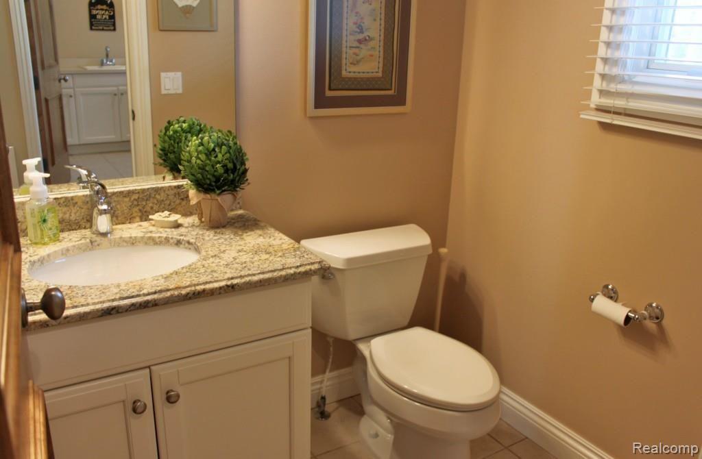4774 Crestone Way Rochester, MI 48306 - Photo 30 of 88 Powder Room near Service Entry