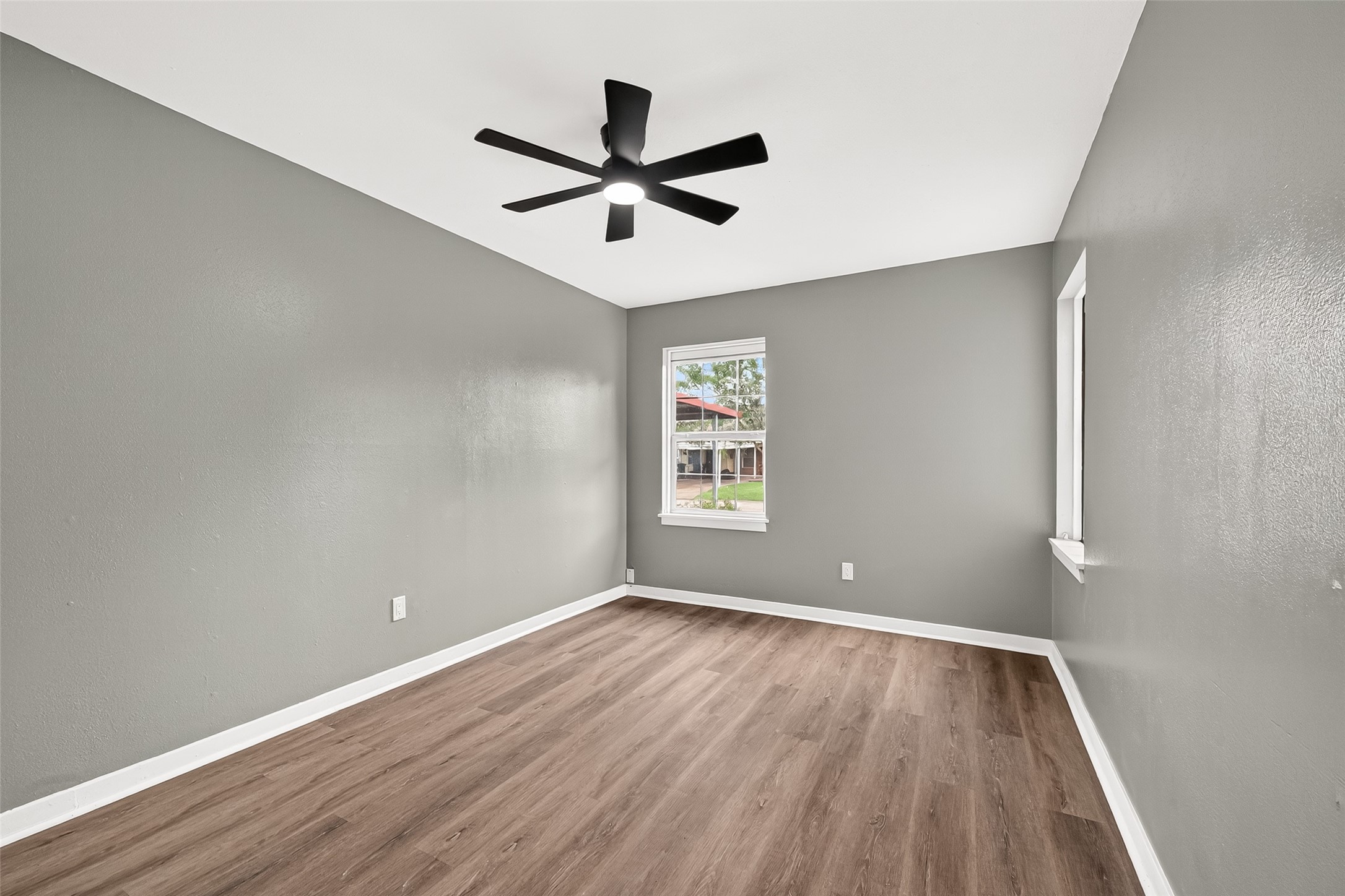 8666 Candy Street Houston, TX 77029 - Photo 29 of 36