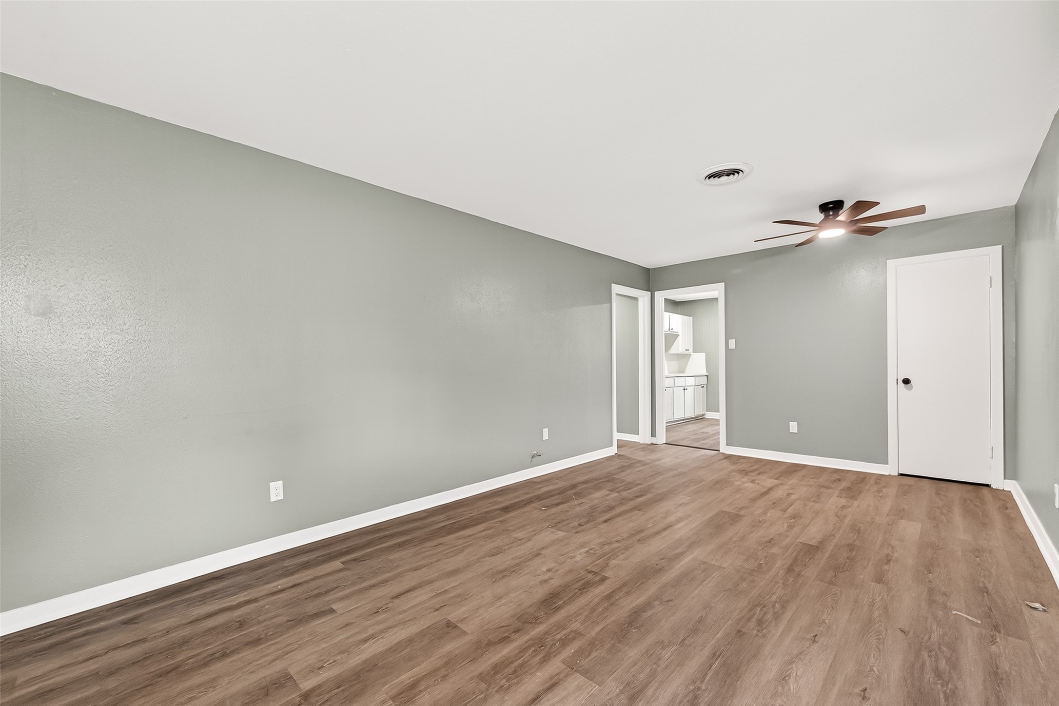 8666 Candy Street Houston, TX 77029 - Photo 7 of 36