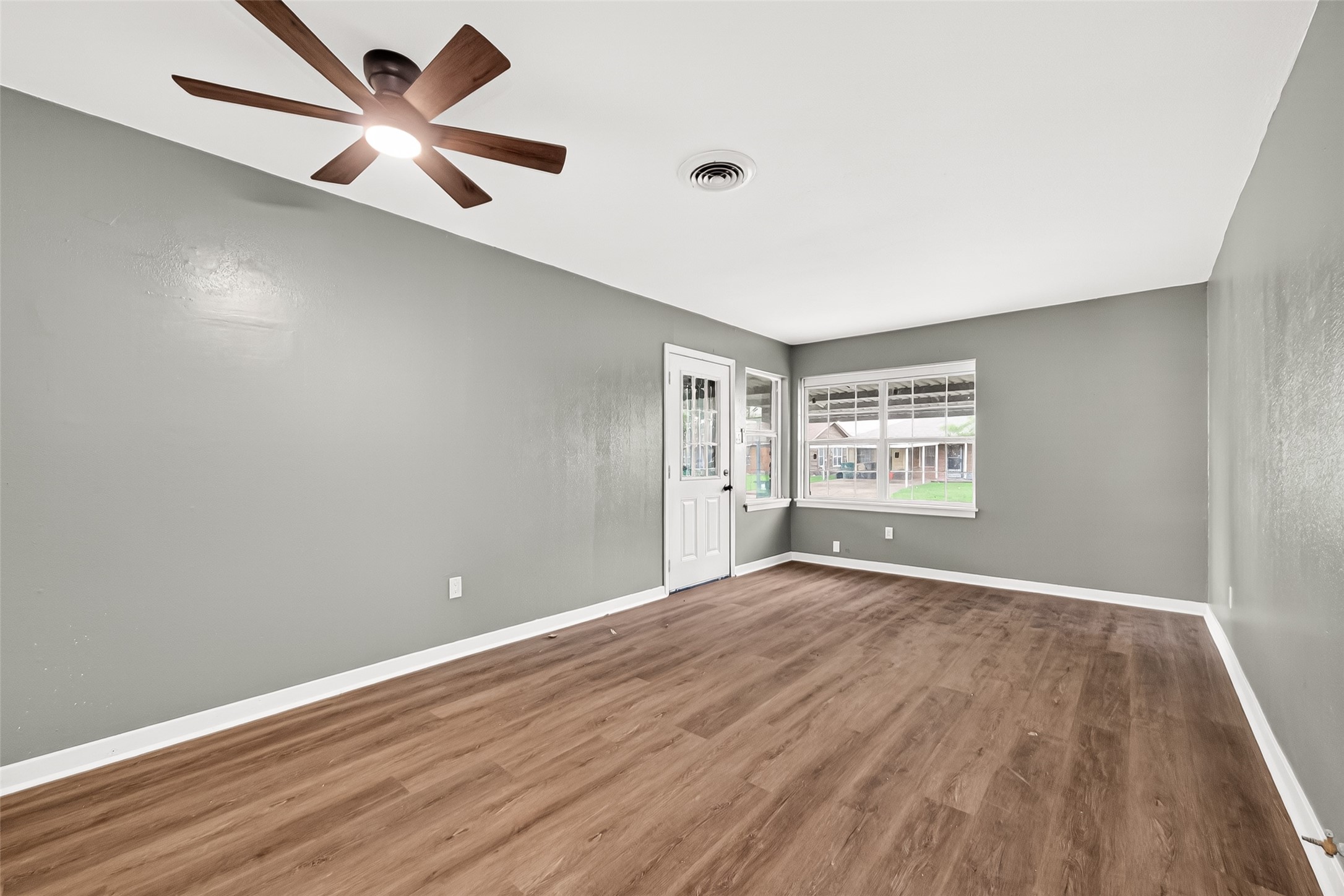 8666 Candy Street Houston, TX 77029 - Photo 9 of 36