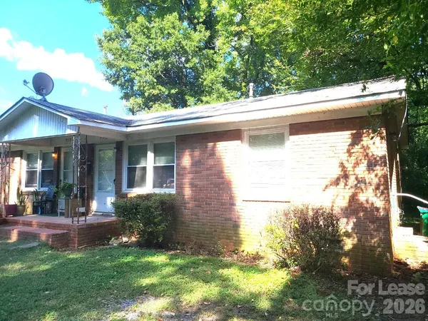 $995 | 956 South Hoskins Road, Charlotte, NC 28208