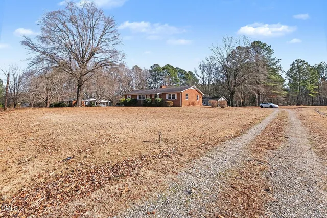 a view of a house with a backyard
