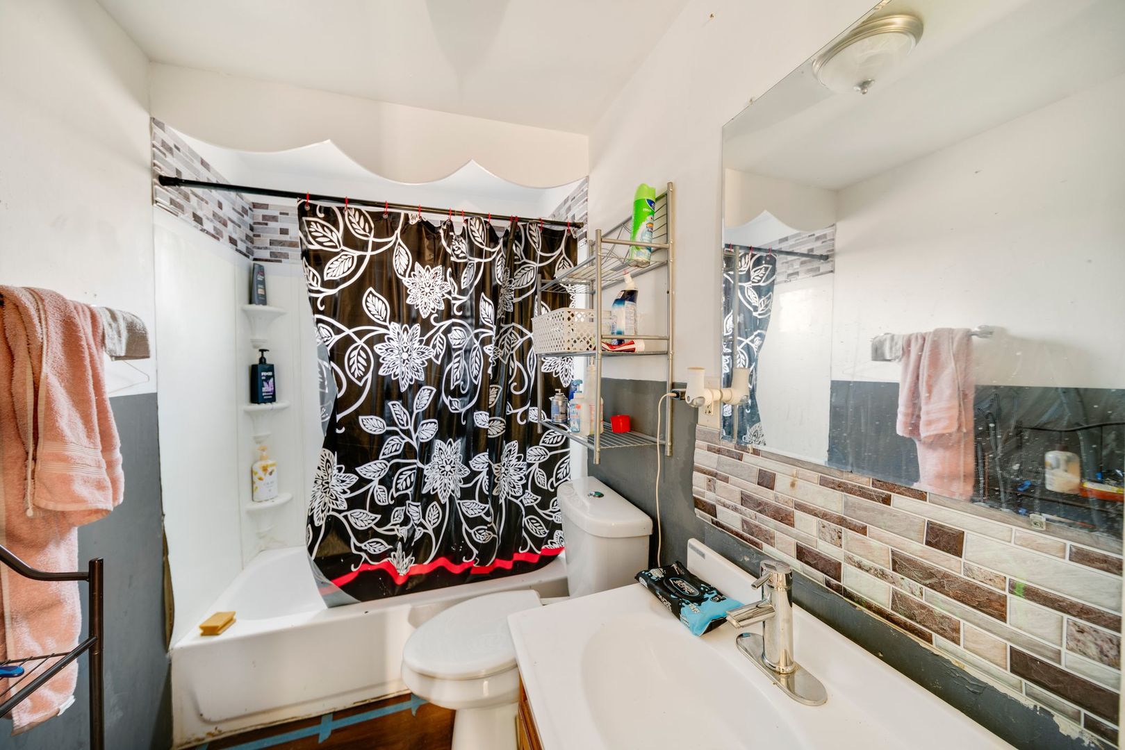 14446 Des Plaines Street Harvey, IL 60426 - Photo 16 of 19 a view of a living room washer and dryer