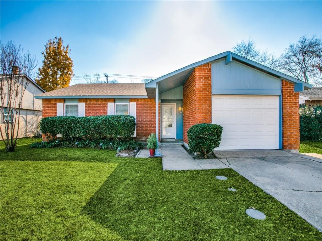 a view of a house with backyard