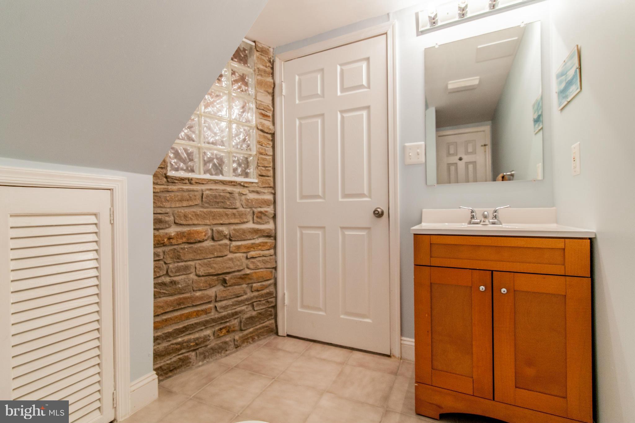 5924 Griffith Road Gaithersburg, MD 20882 - Photo 22 of 30 Bath