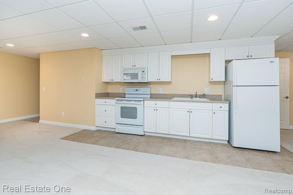 85 Orchardale Drive Rochester, MI 48309 - Photo 29 of 38 Lower level features Complete Kitchen