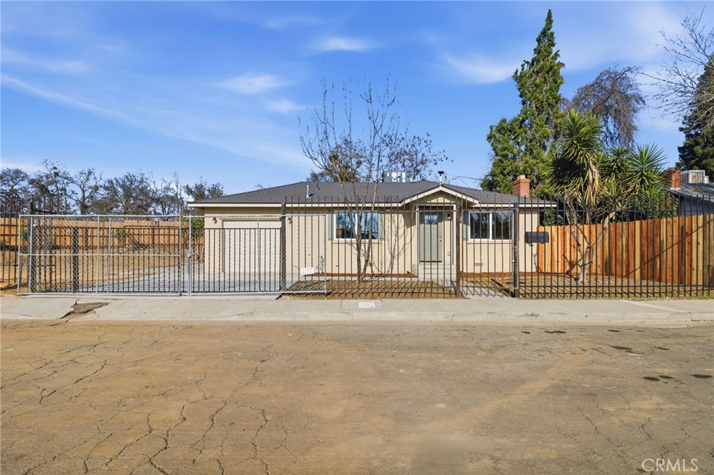 1463 West 25th Street Merced, CA 95340 - Photo 3 of 21