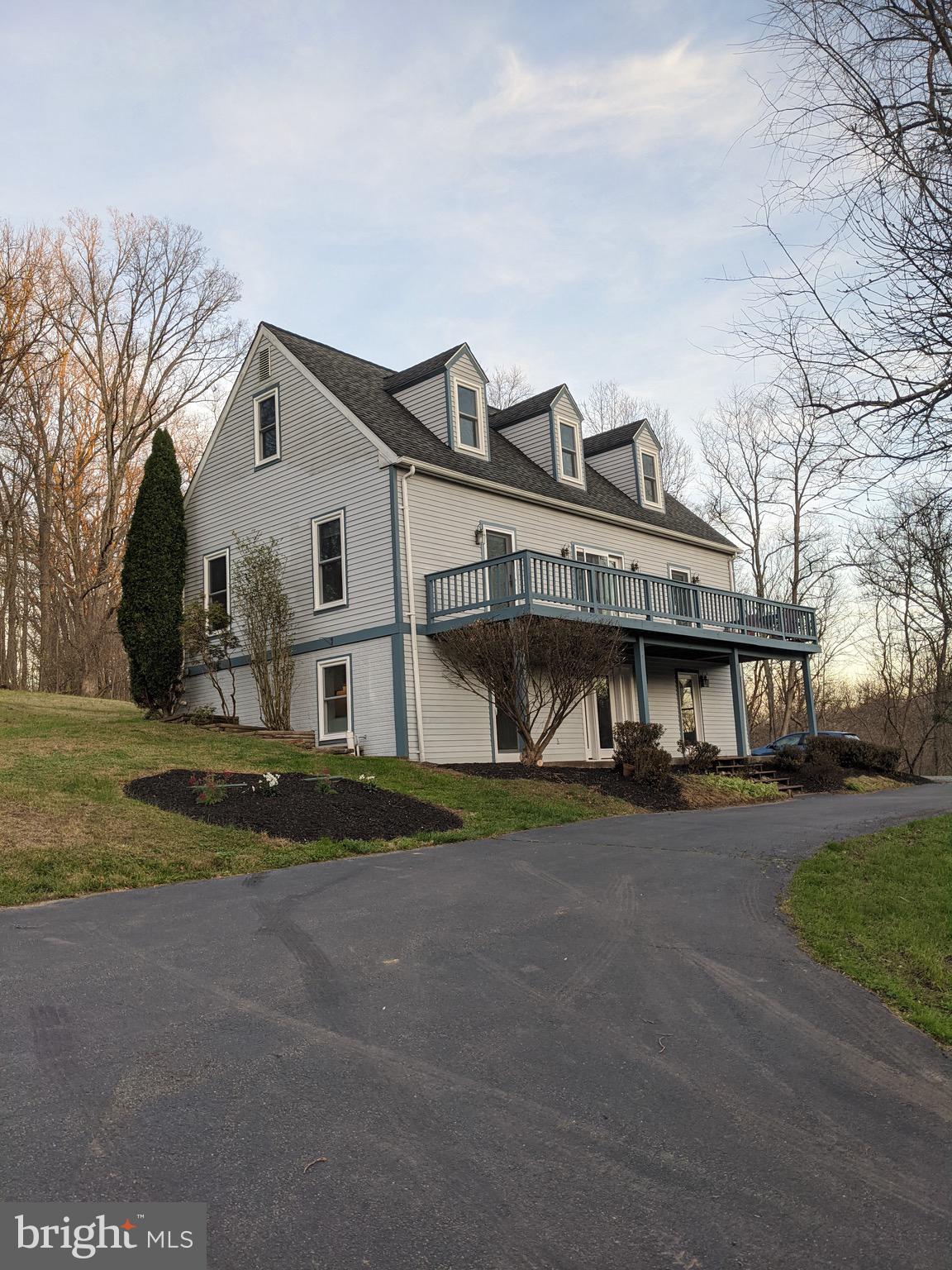 LONG DRIVEWAY will fit over 20 vehicles
