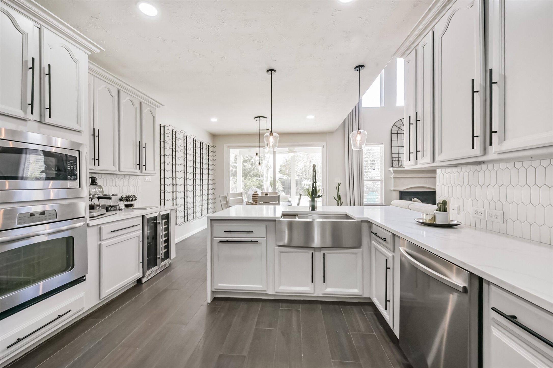 6806 Russelfield Lane Houston, TX 77049 - Photo 21 of 46 Farmhouse stainless steel large sink, new hardware, new backsplash.
