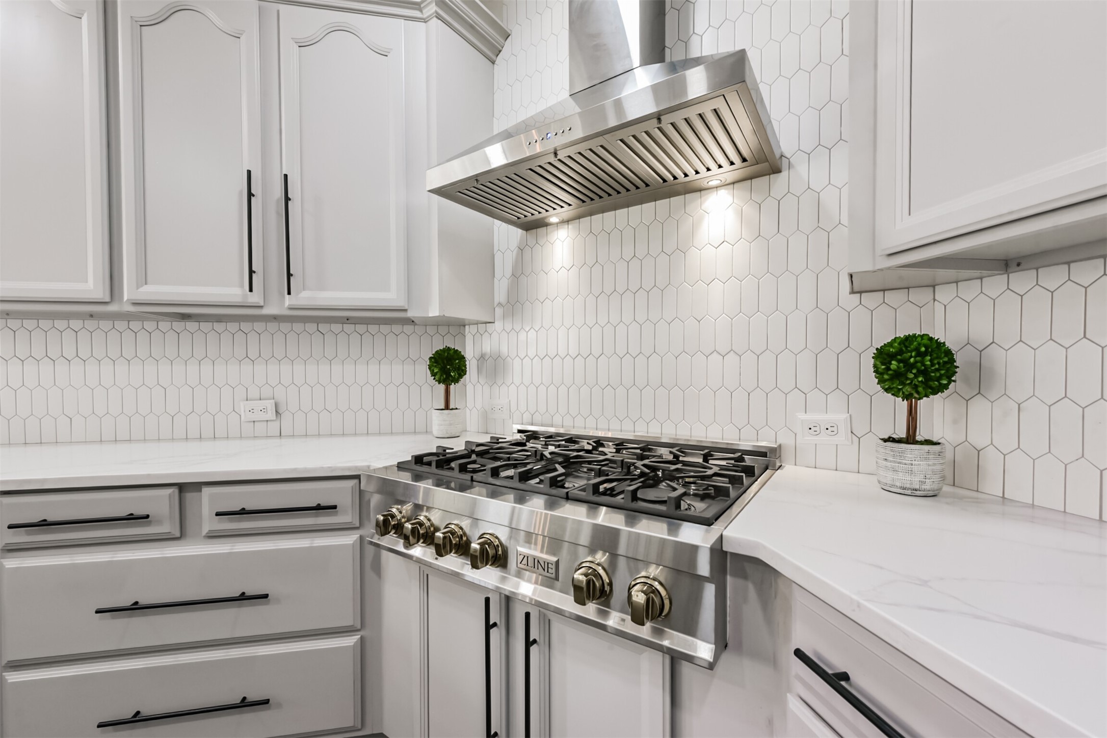 6806 Russelfield Lane Houston, TX 77049 - Photo 22 of 46 a kitchen with a stove a faucet a cabinets and a window