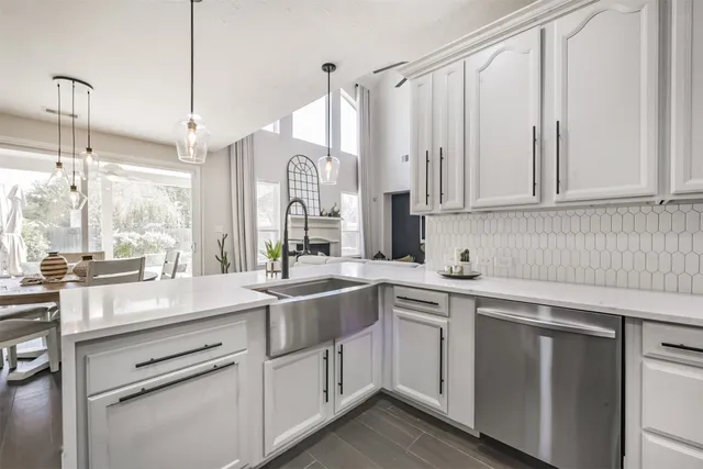 a view of a backyard