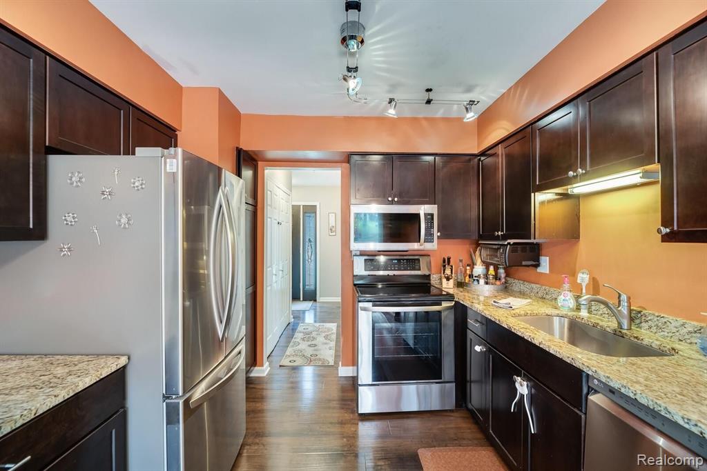 1689 Morningside Lane Rochester Hills, MI 48307 - Photo 10 of 33